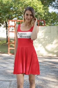 Rotes Sommerkleid mit modischem Print